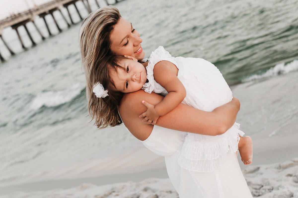 maminka s dcerou u moře-focení na pláži-mexický záliv-Alabama-pavelphotography.cz