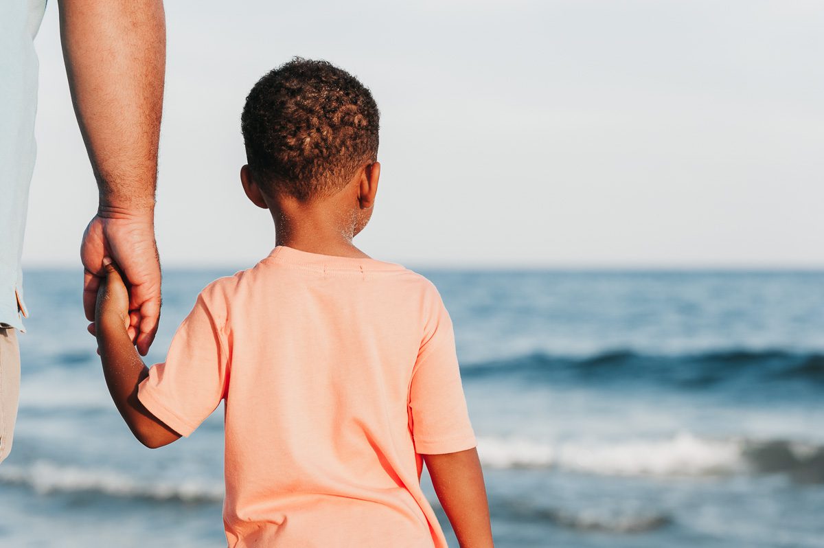 otec a syn na pláži-otec drží syna za ruku-focení u moře-mexický záliv-pavelphotography.cz