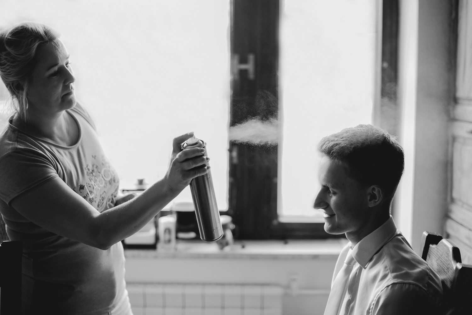 svatební přípravy-ženich při úpravě vlasů-pavelphotography.cz
