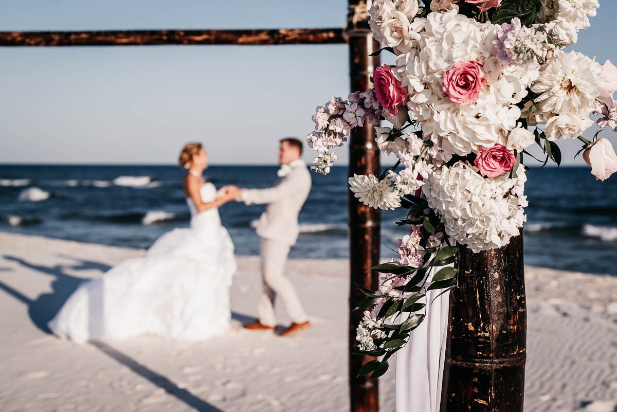 svatba na pláži-mexický záliv-nevěsta a ženich tančí po obřadu na pláži-pavelphotography.cz